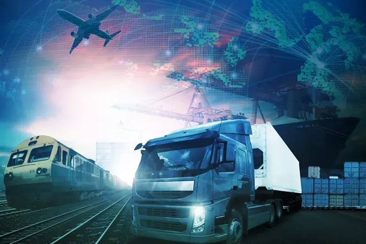 运输概念图像显示火车，卡车，飞机和船舶在全球地图前